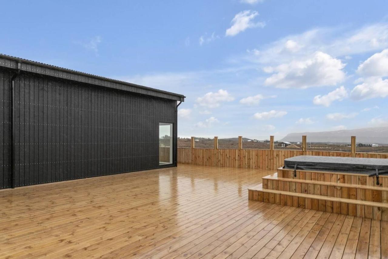 Luxury Log Home With A Hot Tub Сельфосс Екстер'єр фото