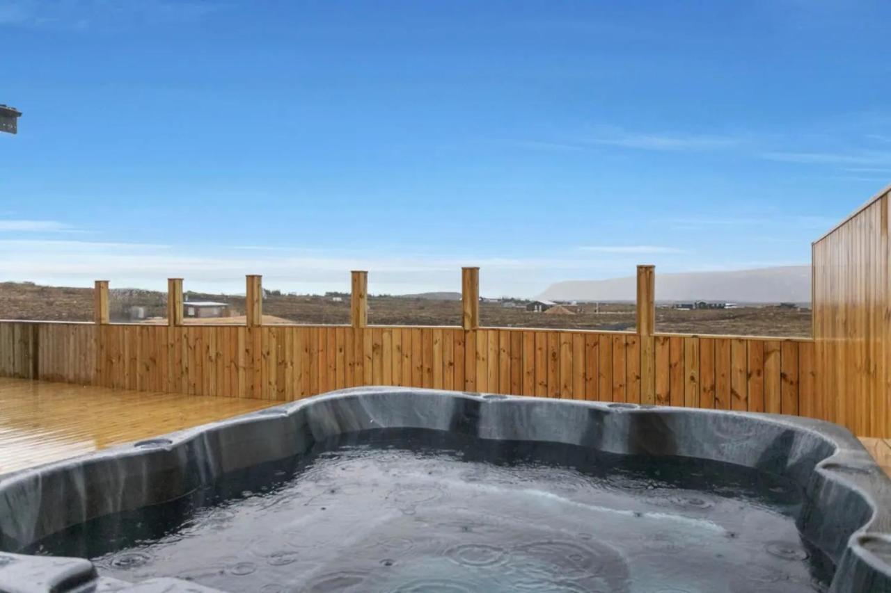Luxury Log Home With A Hot Tub Сельфосс Екстер'єр фото