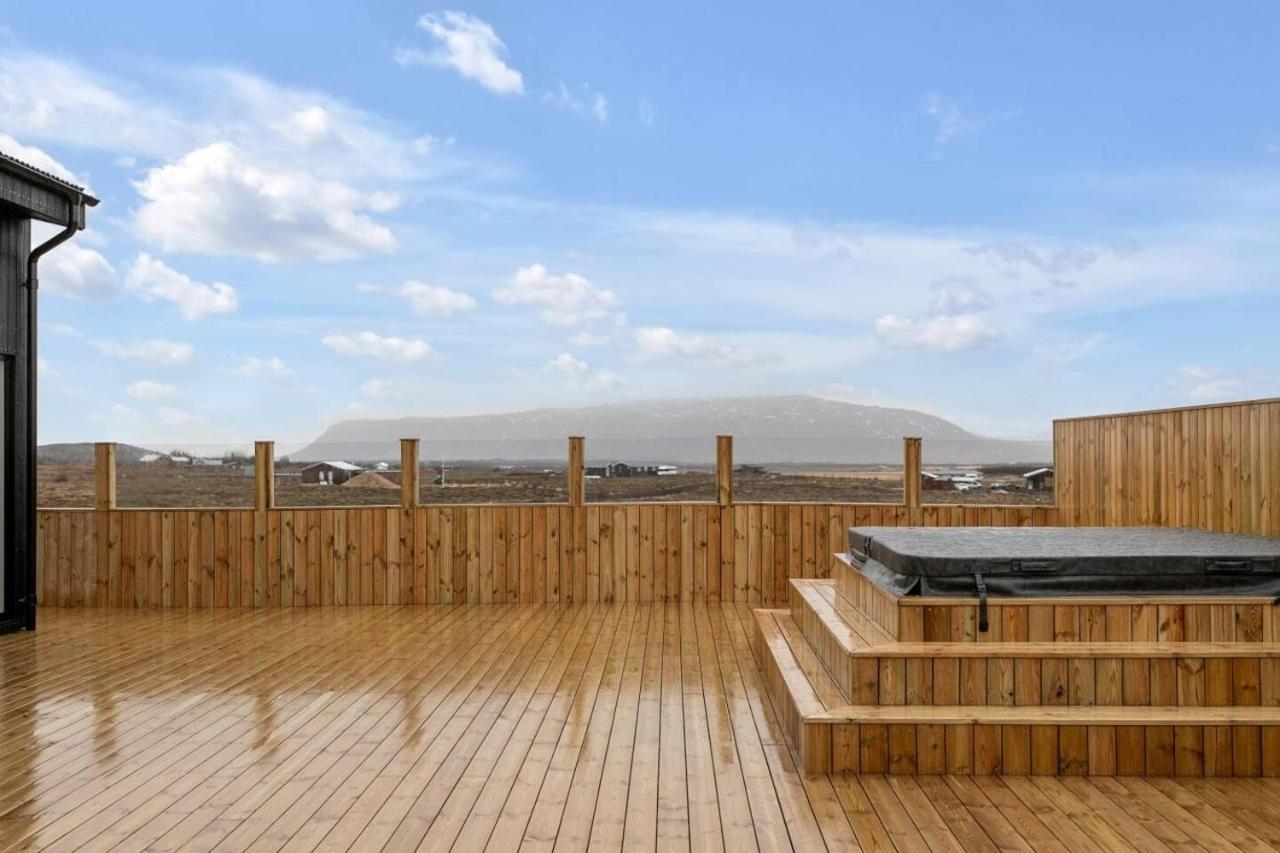 Luxury Log Home With A Hot Tub Сельфосс Екстер'єр фото